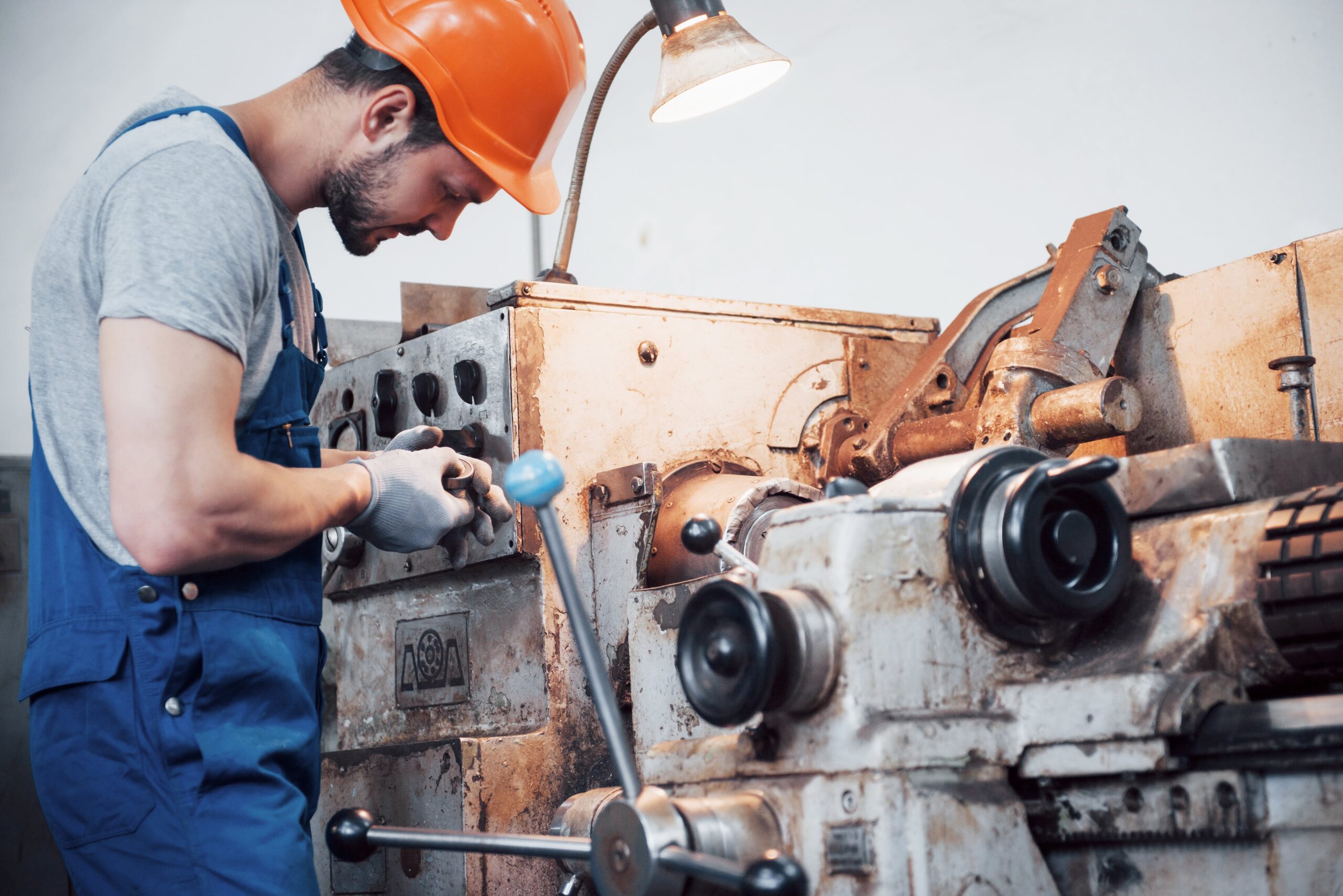 portrait-young-worker-hard-hat-large-metalworking-plant (2)-min